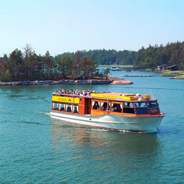 Turistbåt på havet en solig dag.