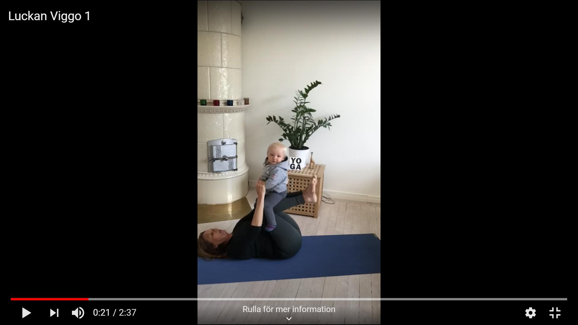 Gaby ligger på yogamattan med en baby.