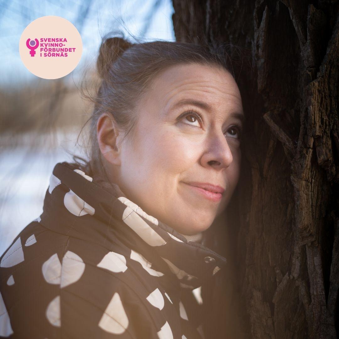 Heidi lutar sig mot ett träd