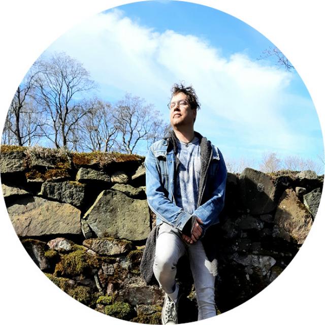 Larrie lutar sig mot en mur och njuter av solen.